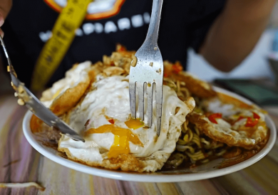 Photo of Youtuber Hobby Makan Borong Semua Mie Sultan Yang Berjualan Dalam Gang
