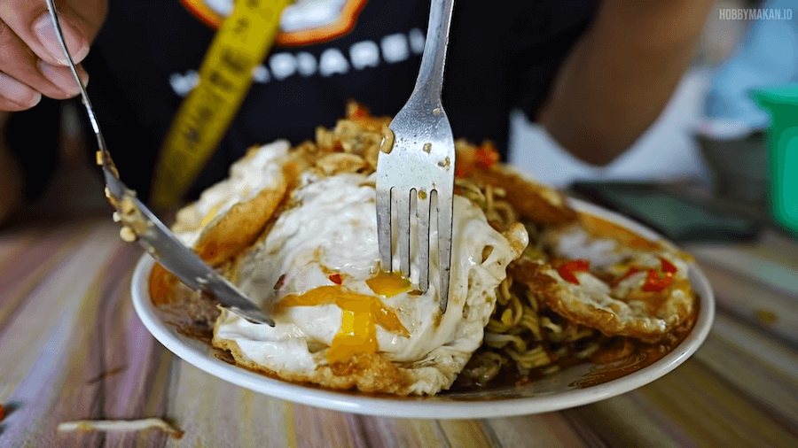 Youtuber Hobby Makan Borong Semua Mie Sultan Yang Berjualan Dalam Gang