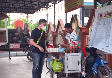 Photo of Youtuber Ini Terharu: Melihat Penjual Pentol Kuah Yang Sering Bersedekah